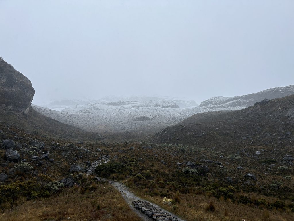 La nieve cubrió el volcán Nevado del Ruiz, el Nevado de Santa Isabel, el Paramillo del Cisne y el Paramillo de Santa Rosa, de acuerdo con la información de la entidad.