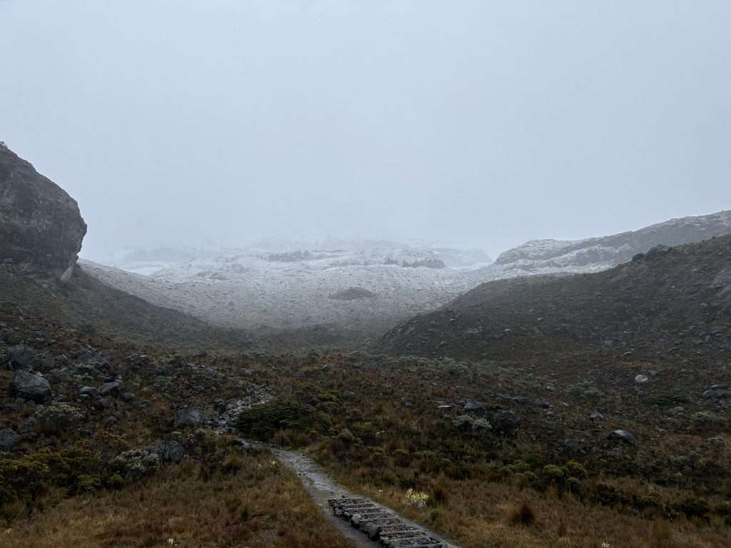 La nieve cubrió el volcán Nevado del Ruiz, el Nevado de Santa Isabel, el Paramillo del Cisne y el Paramillo de Santa Rosa, de acuerdo con la información de la entidad.