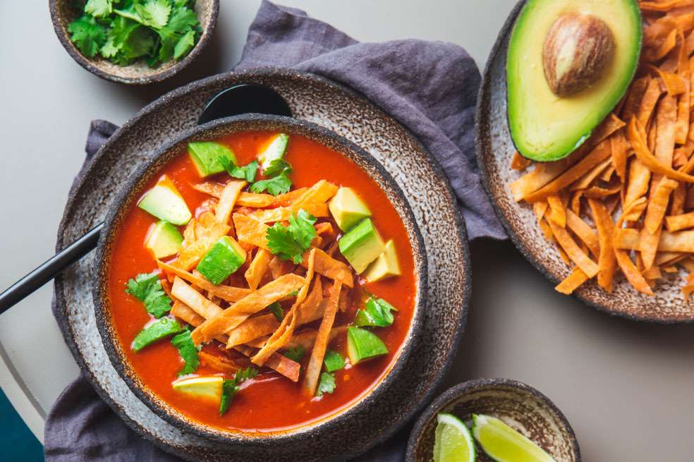 Sigue este paso a paso y disfruta de una deliciosa sopa de tortillas.