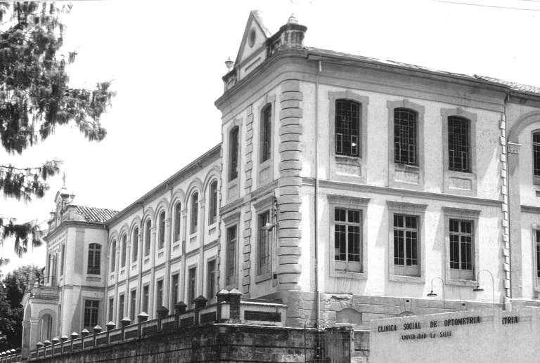 Arquitectura original del Liceo de La Salle que pasaría a hacer parte de la Universidad de La Salle. Su entrada principal se conserva y hoy hace parte de la Casa Bicentenario.