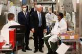 Mike Pence se olvida del tapabocas durante visita a una clínica en Estados Unidos
