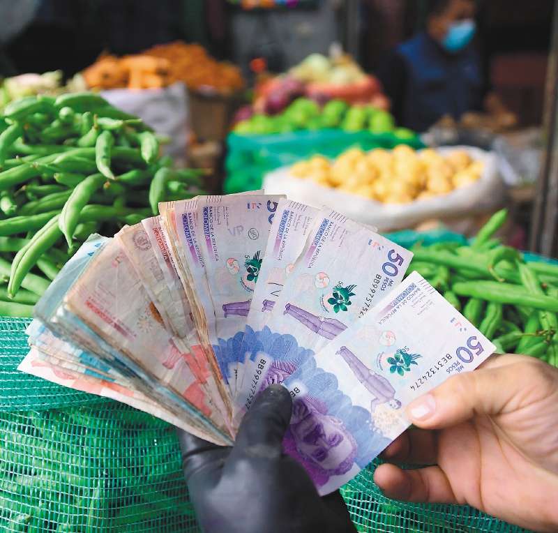 De cada $100 que gastan los hogares, $30,8 se destinan para alimentos.
