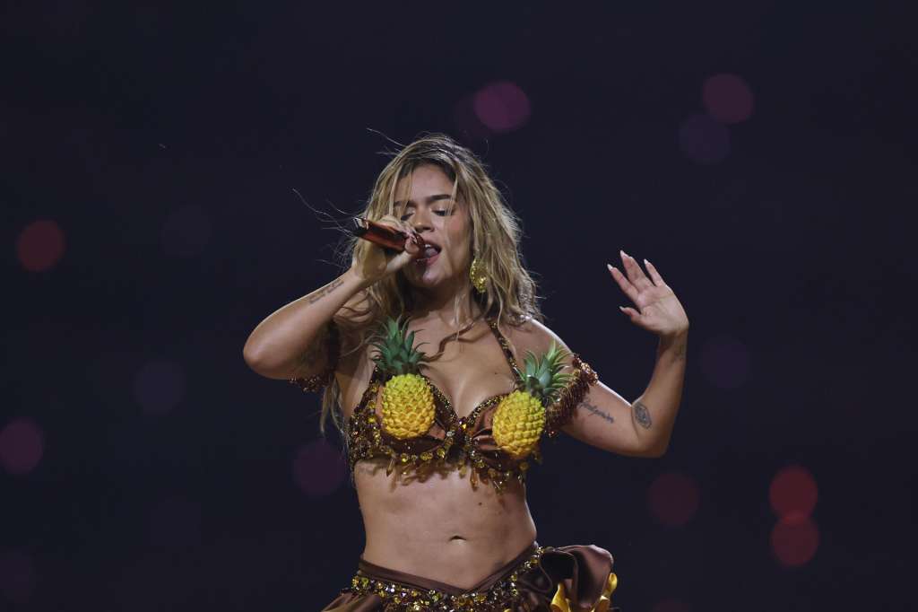 AME6689. BOGOTÁ (COLOMBIA), 21/04/2026.- Fotografía de archivo del 5 de septiembre de 2025 de la cantante colombiana Karol G durante un concierto en el estadio Neo Química Arena en São Paulo (Brasil). La gira 'Viajando por el mundo Tropitour' llevará a Karol G este año y el próximo a 20 países, incluidos su natal Colombia, España, Estados Unidos, Canadá, México, Argentina, Brasil, Perú, Chile, República Dominicana y Costa Rica, entre otros. EFE/ Isaac Fontana/ARCHIVO