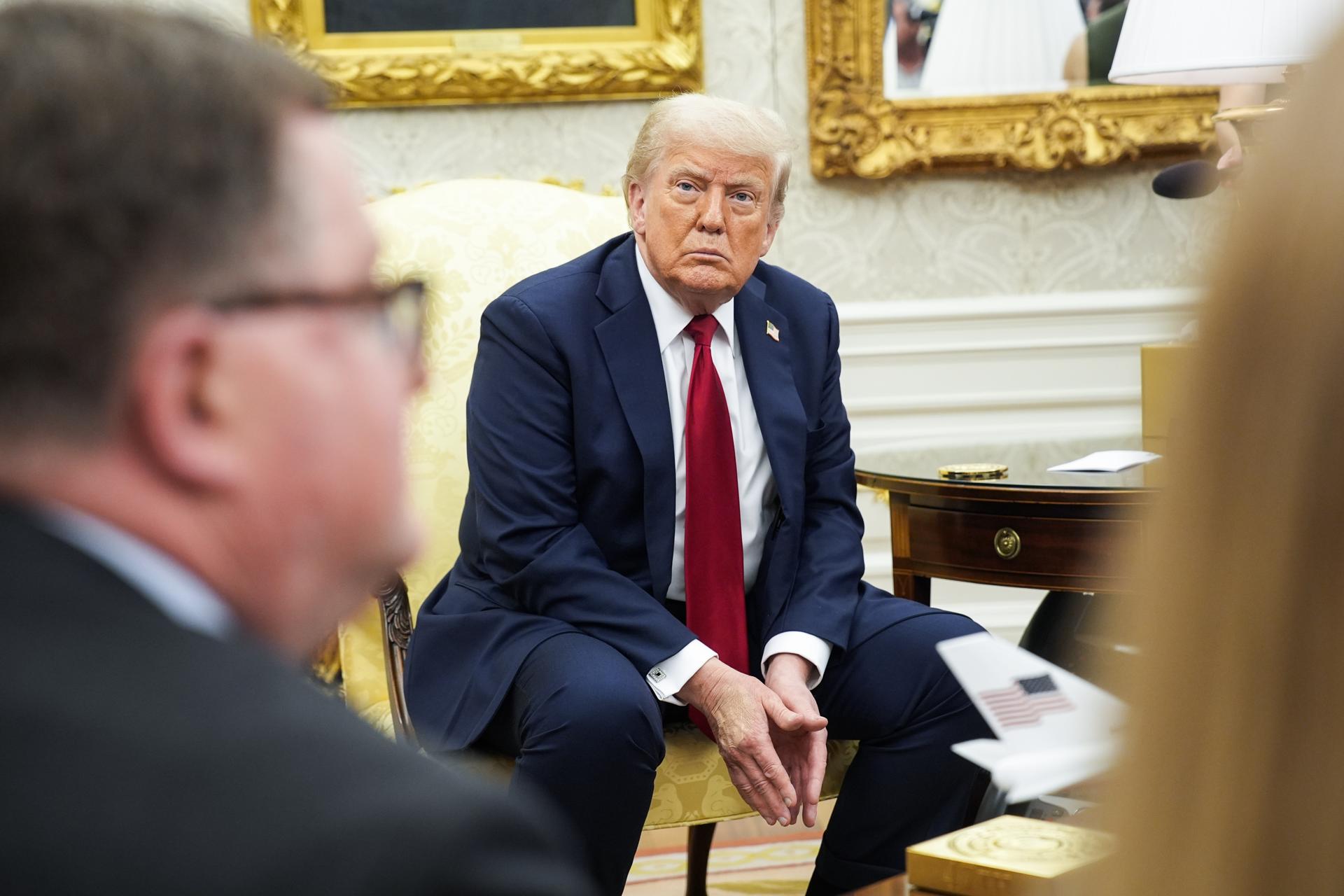Washington (USA), 14/07/2025.- US President Donald Trump listens during a meeting with NATO Secretary General Mark Rutte (not pictured) in the Oval Office of the White House in Washington, DC, USA, 14 July 2025. EFE/EPA/YURI GRIPAS / POOL
