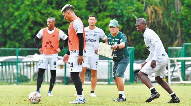 Jorge Luis Pinto empezó a trabajar como director técnico de Cali el pasado martes. Hoy es su debut.  / @AsoDeporCali 