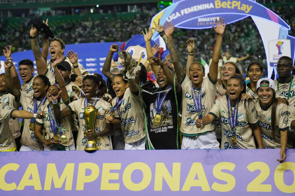 AME1548. CALI (COLOMBIA), 21/09/2025.- Jugadoras de Deportivo Cali celebran con el trofeo de la Liga Profesional Femenina Colombia este domingo, en un partido contra Santa Fe en el estadio Deportivo Cali, en Cali (Colombia). EFE/ Ernesto Guzmán