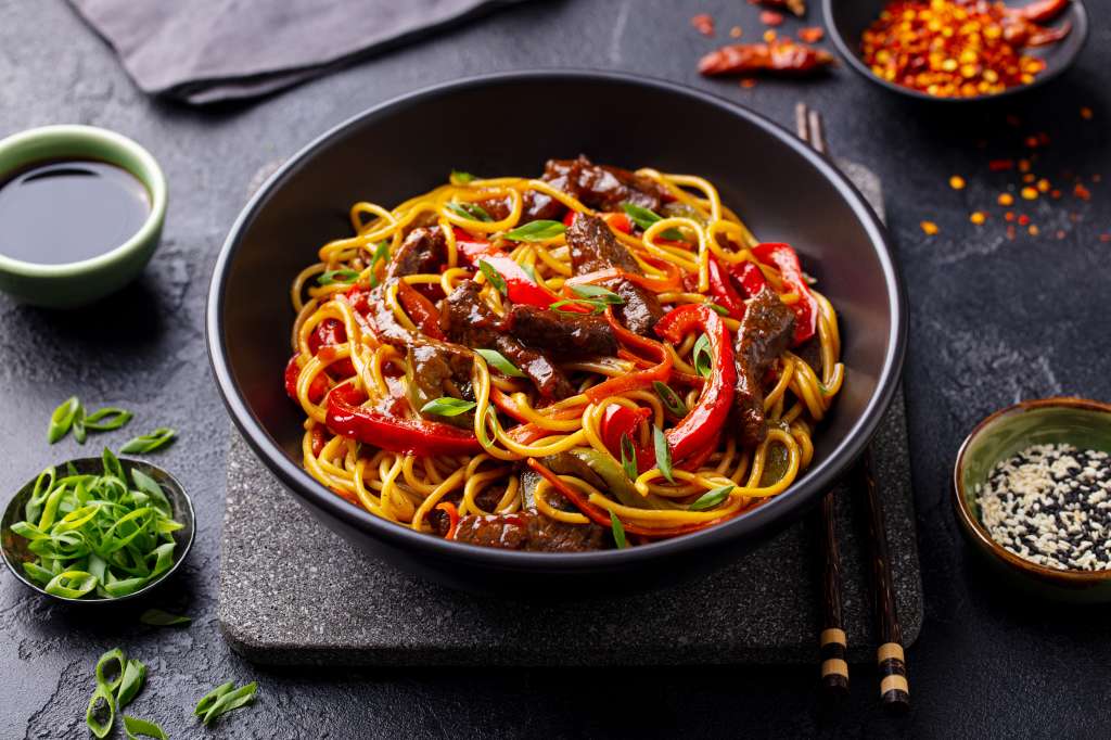 Pasta salteada con carne