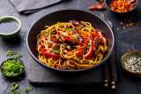 Pasta salteada con carne para el almuerzo