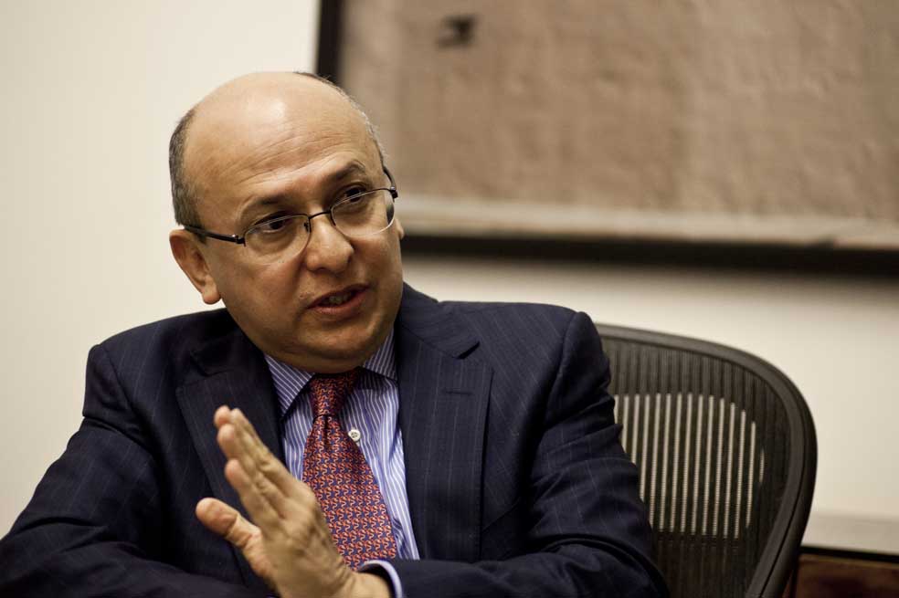 El fiscal Eduardo Montealegre asegura que, “constitucionalmente, la presencia de la Procuraduría en el proceso penal es absolutamente inútil”. / Reinhard Dienes