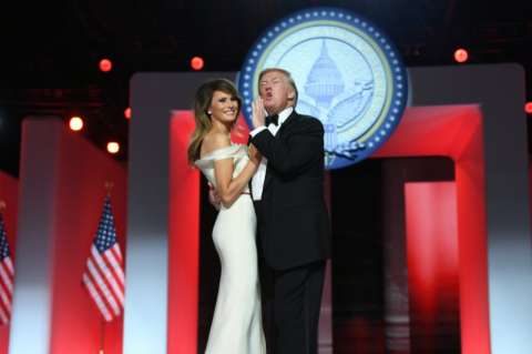 Donald y Melania Trump hicieron su primer baile como presidente y primera dama de EE. UU.
