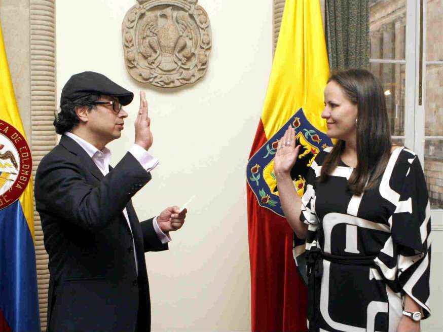 Natalia de la Vega en el acto de posesión como gerenta del Fondo de Vigilancia y Seguridad, ante el alcalde Petro. / Alcaldía