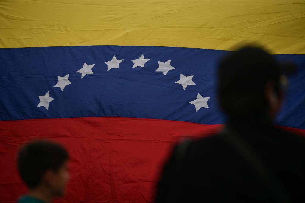 Ciudadanos venezolanos se reunieron en la Plaza de Bolívar de Bogotá, para exigir libertad a presos políticos, elecciones libres y ser escuchados en la cumbre que adelanta el gobierno colombiano con miembros de la oposición del vecino país