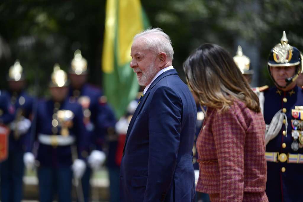 Lula da Silva, presidente de Brasil, en la Casa de Nariño, en medio de los honores militares en su nombre.
