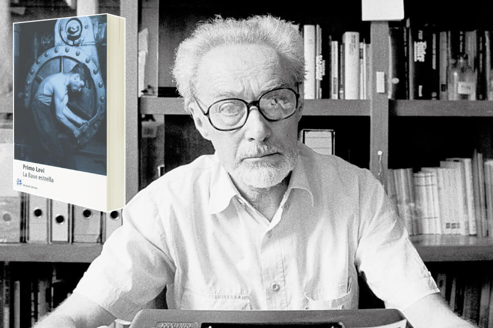 Primo Levi en su biblioteca en Turín (31 de julio de 1919 - 11 de abril de 1987) y su novela "La llave estrella", sobre su alter ego. / Getty Images