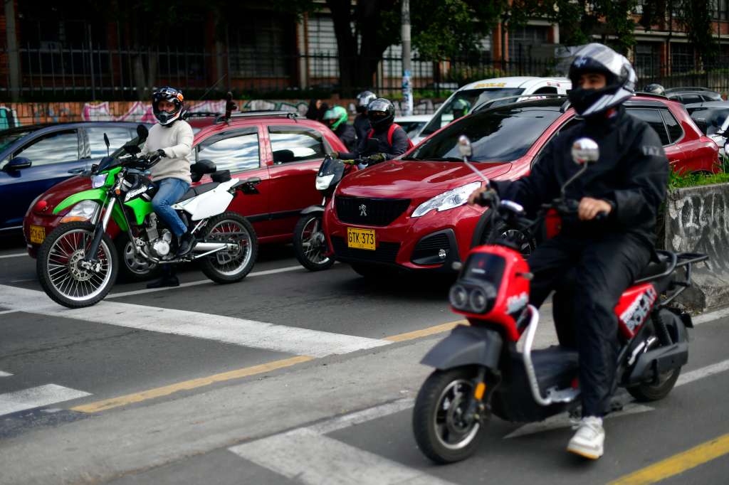 Patinetas y motos eléctricas en la ciclorruta de la carrera séptima