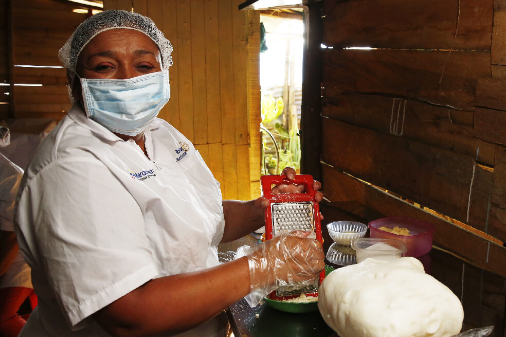 María Seneida Sepúlveda prepara arepas en su casa. / Efe
