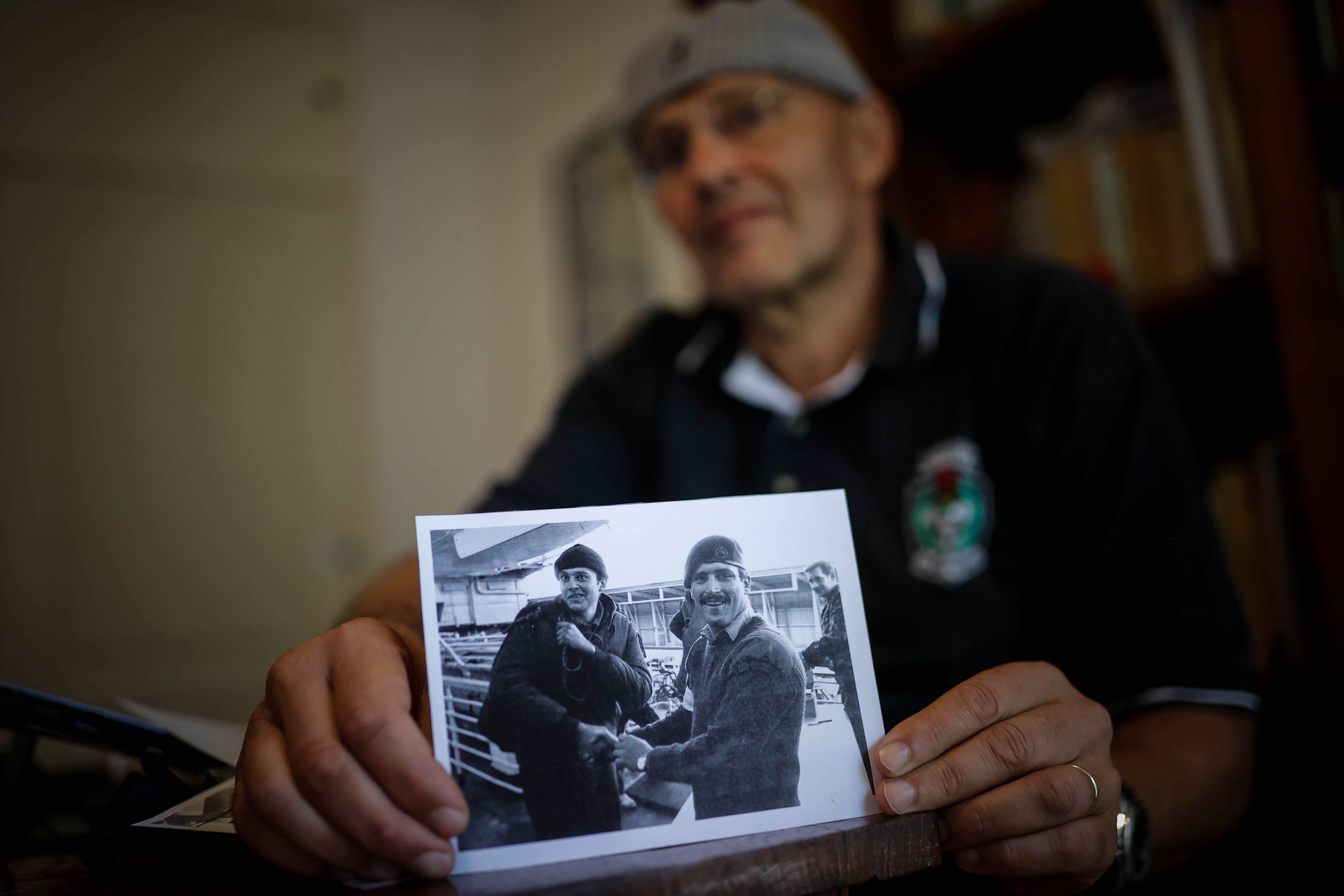 AME7698. OLIVOS (ARGENTINA), 31/03/2022.- Giorgio Podesta muestra una fotografía de su juventud con su amigo Irfon Higgins de Reino Unido, durante una entrevista con Efe el 8 de febrero de 2022, en su casa de Olivos (Argentina). "¿Alguien habla inglés?". Con esta pregunta, hecha a gritos por un carcelero galés en el crucero británico Canberra, empezó la amistad entre Irfon Higgins y su prisionero argentino Giorgio Podestá en la guerra de las Malvinas. Cuarenta años después, Irfon, en Gales, y Giorgio, en Argentina, contaron a Efe detalles de su amistad. EFE/ Juan Ignacio Roncoroni