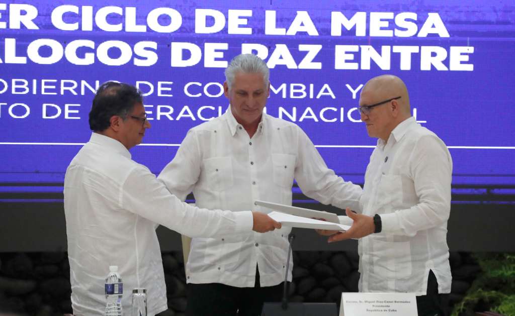 ACOMPAÑA CRÓNICA: COLOMBIA PAZ AME5563. LA HABANA (CUBA), 09/06/2023.- El presidente de Colombia Gustavo Petro (i), entrega documentos al jefe máximo de la guerrilla del ELN, Antonio García (d), acompañados del presidente de Cuba Miguel Díaz Canel (c), durante el cierre de la tercera ronda de conversaciones de paz hoy en La Habana (Cuba). Últimamente todo han sido golpes para Gustavo Petro, los más recientes ya no desde la oposición sino desde su círculo cercano, por eso el anuncio de un cese al fuego bilateral con el Ejército de Liberación Nacional (ELN), el más largo que se ha conseguido con esa guerrilla, le da al presidente colombiano por fin aire para respirar. EFE/Ernesto Mastrascusa