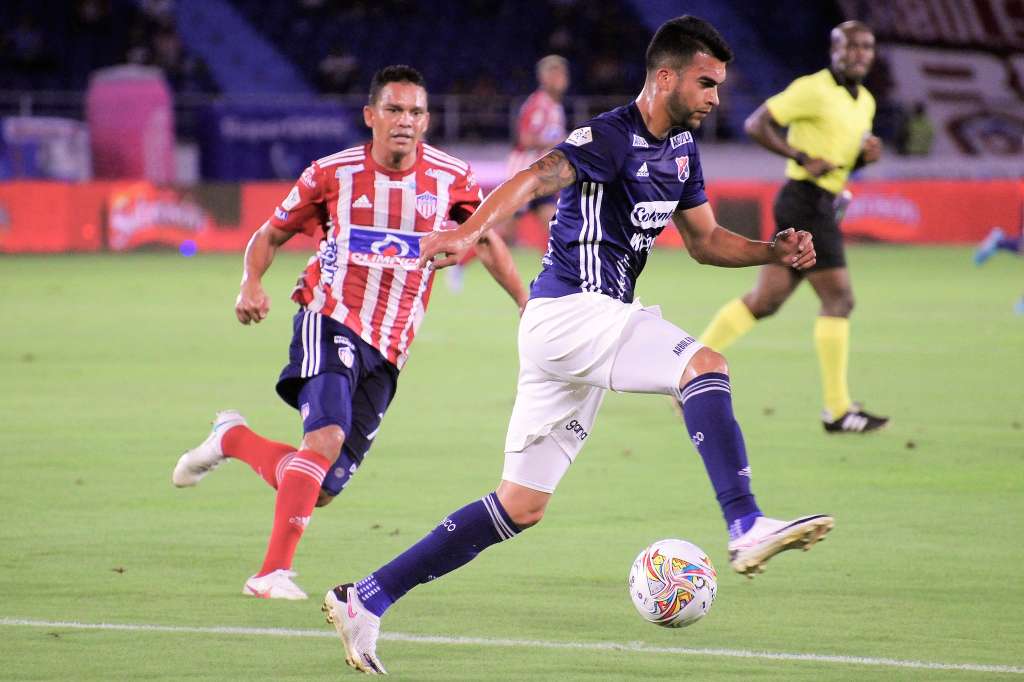 Carlos Bacca presiona a y Juan Guillermo Arboleda, luego le quita el balón y marca el tercer gol en el triunfo de Júnior sobre Medellín.