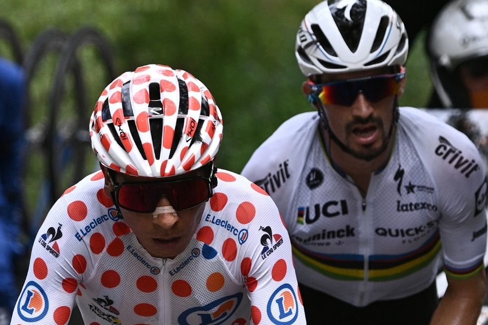 Nairo Quintana defiende la camiseta de la montaña contra Julian Alaphilippe.