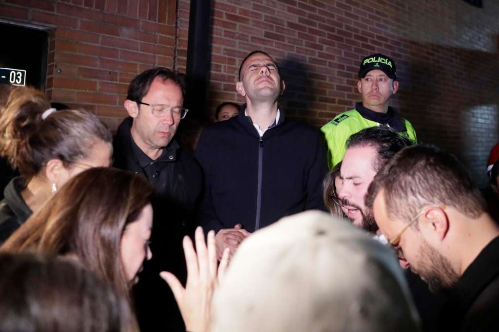 AME4271. BOGOTÁ (COLOMBIA), 07/06/2025.- Personas rezan afuera de la Fundación Santa Fe a donde fue trasladado el senador colombiano Miguel Uribe Turbay luego de un atentado en su contra este sábado, en Bogotá (Colombia). EFE/Carlos Ortega
