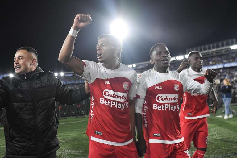 Los jugadores de Santa Fe celebran la clasificación a la final de la Liga BetPlay. Serán rivales de Independiente Medellín.