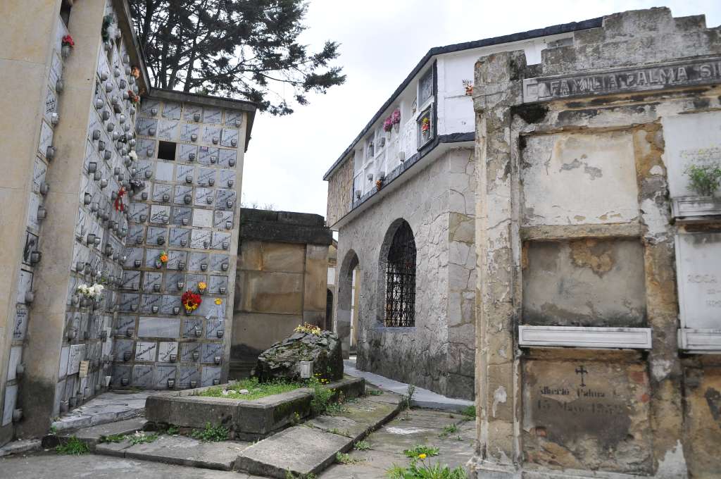 Recorrido por este cementerio distrital, donde se observan tumbas, mausoleos y estatuas.
