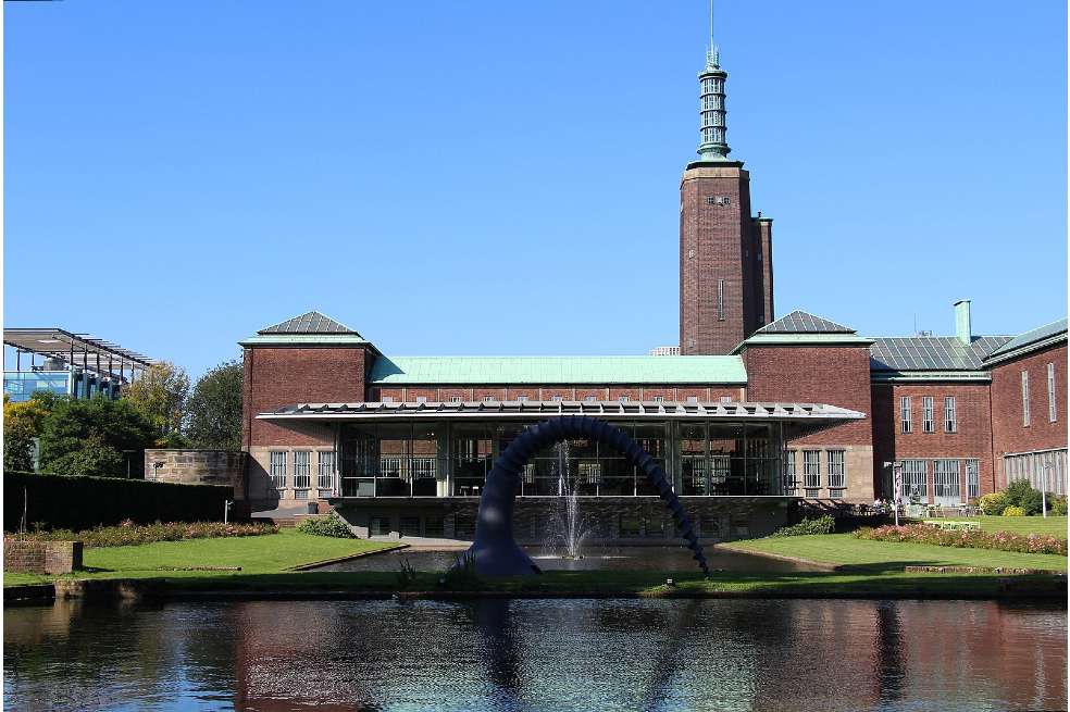 Museo Boijmans Van Beuningen. En frente del edificio hay un lago. El lugar tiene fachada verde.