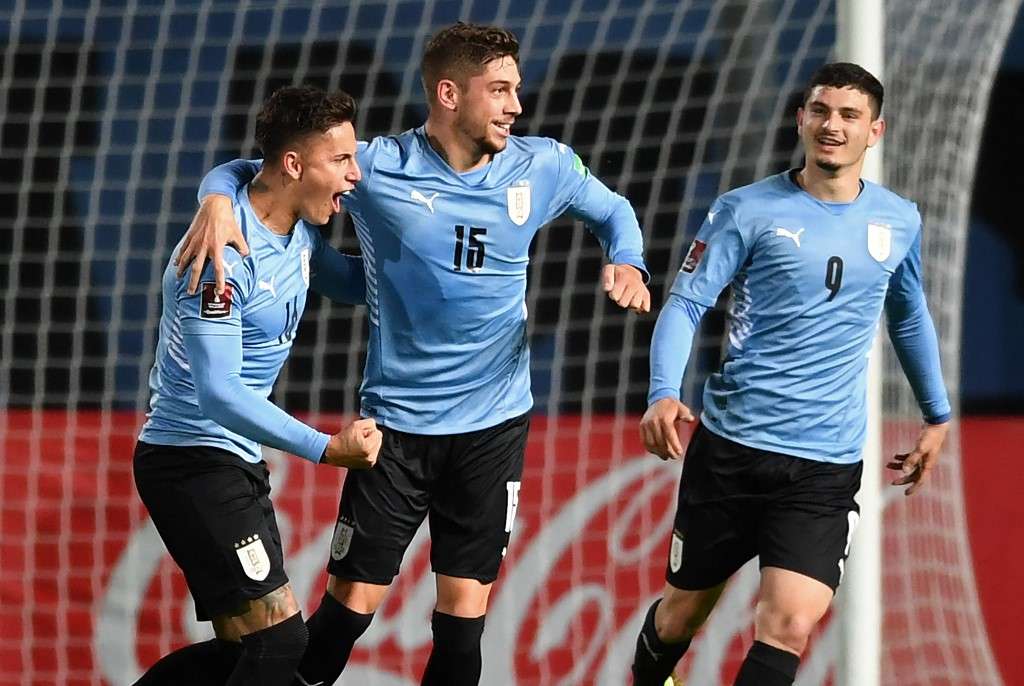 Los jugadores de Uruguay celebran uno de los goles con los que vencieron este domingo a Bolivia.