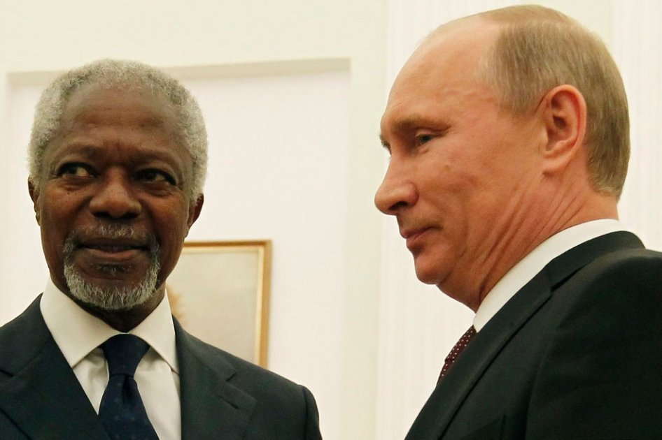 Kofi Annan junto a Vladimir Putin, presidente de Rusia. Foto: AFP