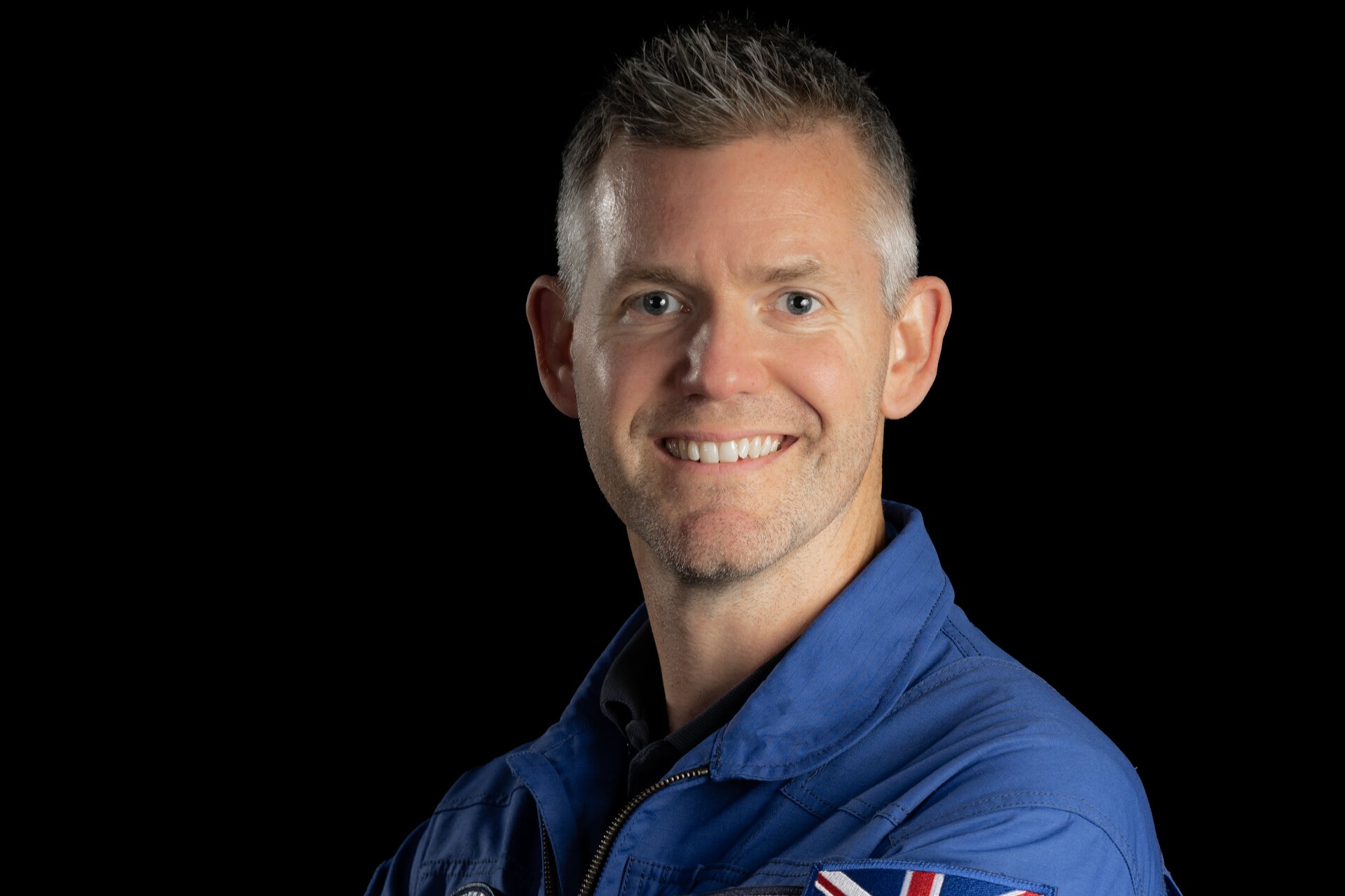 Retrato de John McFall, ex atleta paralímpico y médico, integrante de la reserva de astronautas de la Agencia Espacial Europea.
