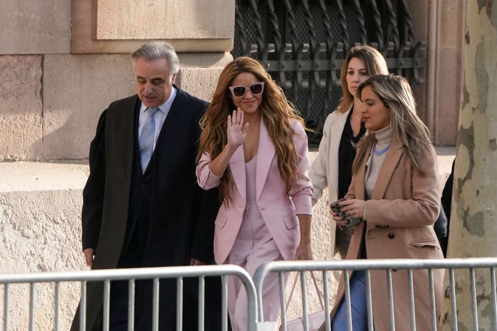 La cantante colombiana Shakira (2.o) llega con su abogado Pau Molins (L) al Tribunal Superior de Justicia de Cataluña para su juicio por fraude fiscal, en Barcelona el 20 de noviembre de 2023.