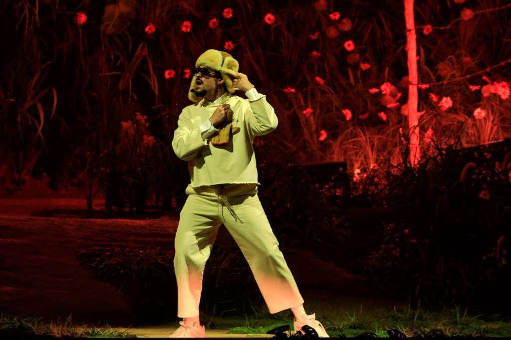 AME2310. SAN JUAN (PUERTO RICO), 11/07/2025.- El cantante puertorriqueño Bad Bunny se presenta durante el primero de sus 30 conciertos este viernes, en el Coliseo de Puerto Rico en San Juan (Puerto Rico). La treintena de conciertos que será el preámbulo de una gira mundial, llega tras el lanzamiento a principios de año de su álbum, 'Debí Tirar Más Fotos', un reivindicativo homenaje a su isla natal que fusiona reguetón y trap con ritmos autóctonos como la salsa y la plena. EFE/ Thais Llorca