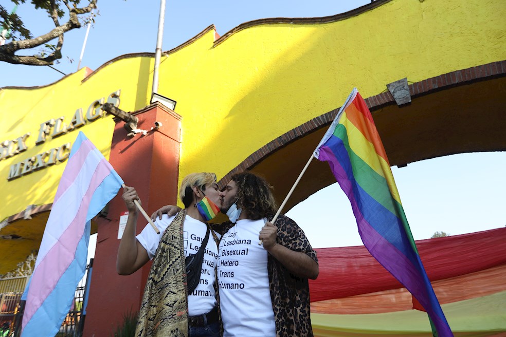 Integrantes de la comunidad LGBT participan hoy en una manifestación afuera del parque de diversiones Six Flags, en la Ciudad de México (México).