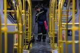En fotos: las labores de lavado y desinfección de buses de Transmilenio