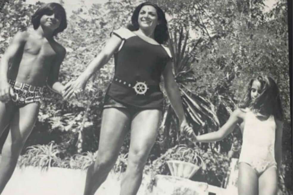 Lola Flores, con sus hijos Antonio y Rosario de la mano, en un recuerdo familiar. / Cortesía