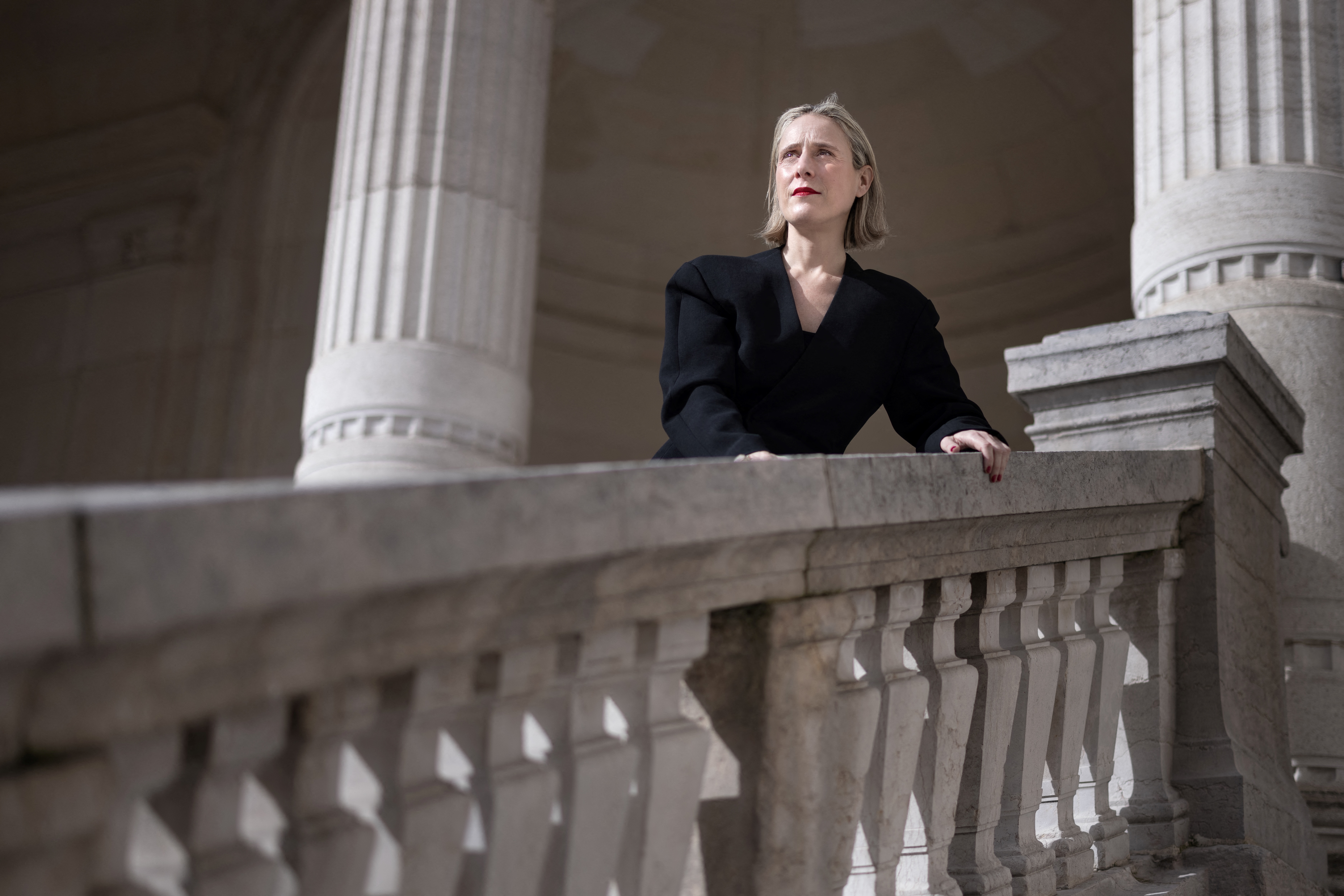 Miren Arzalluz, historiadora y directora del Museo de la Moda de París, posa en el Palais Galliera durante una sesión fotográfica en París. / Joel Saget / AFP