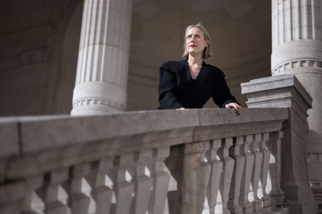 Miren Arzalluz, historiadora y directora del Museo de la Moda de París, posa en el Palais Galliera durante una sesión fotográfica en París. / Joel Saget / AFP