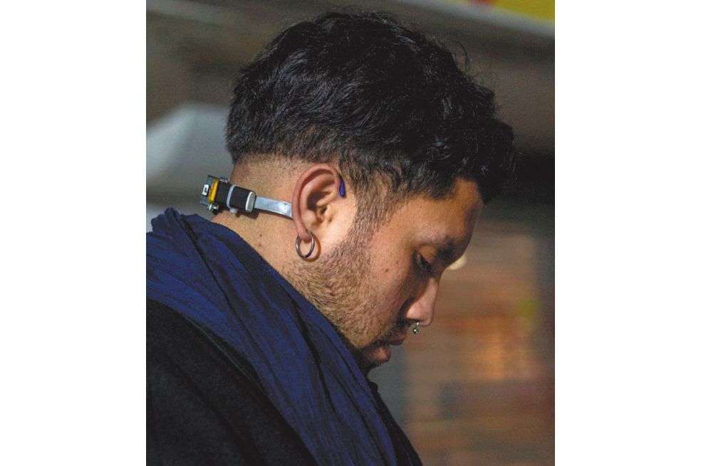 Esteban Celis vive con su obra "Locate sense" adherida a su cabeza./ Macarenea