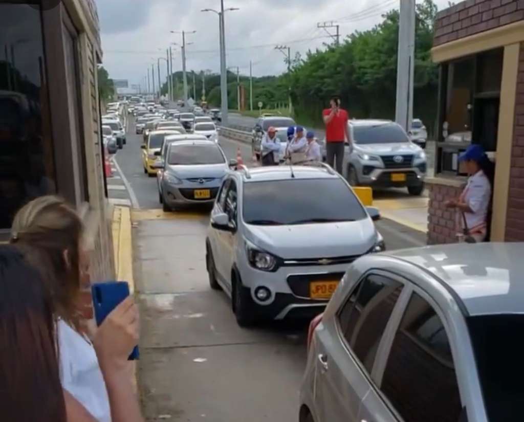 Levantan talanqueras del peaje Papiros entre Puerto Colombia y Barranquilla como protesta a la reactivación del cobro del peaje.