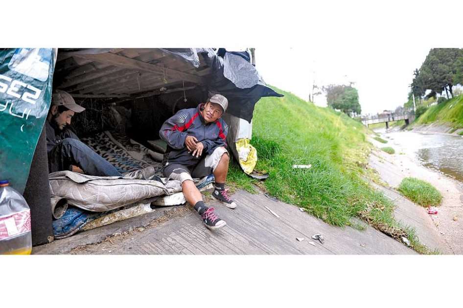 Viviana y Nicolás se refugiaban en el caño de Fucha desde julio de 2012. Junto a ellos viven otros habitantes de la calle que se escabullen en las alcantarillas.
