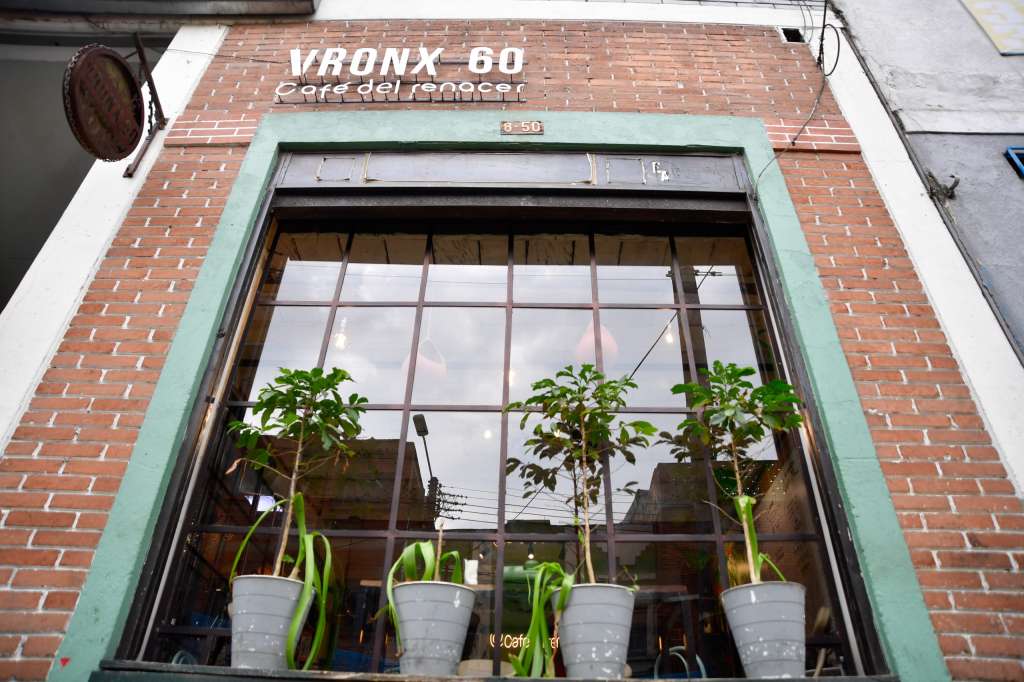 La historia del Café del Renacer Vronx 60, un relato que da cuenta de un episodio traumático para Bogotá y un renacer en medio de las cenizas.