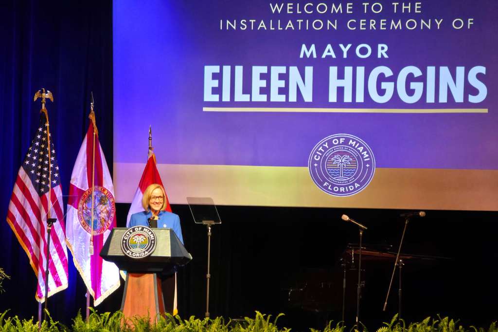 USA7340. MIAMI (ESTADOS UNIDOS), 18/12/2025.- La alcaldesa electa de Miami, Eileen Higgins, habla durante el acto de juramento este jueves, en la Universidad de Miami-Dade College, en Miami, Florida (EE.UU.). Higgins tomó posesión de su cargo como alcaldesa de Miami, poniendo fin a una racha de 24 años sin que un demócrata ganara la Alcaldía, y convirtiéndose en la primera mujer y la primera persona no hispana en asumir la jefatura del Gobierno municipal. EFE/ Alberto Boal