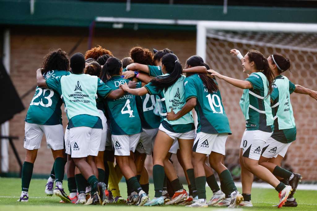 AMDEP6551. BANFIELD (ARGENTINA), 15/10/2025.- Jugadoras de Cali celebran el triunfo este miércoles, al finalizar un partido por las semifinales de la Copa Libertadores Femenina entre Colo-Colo y Deportivo Cali en el estadio Florencio Sola en Banfield (Argentina). EFE/ Juan Ignacio Roncoroni