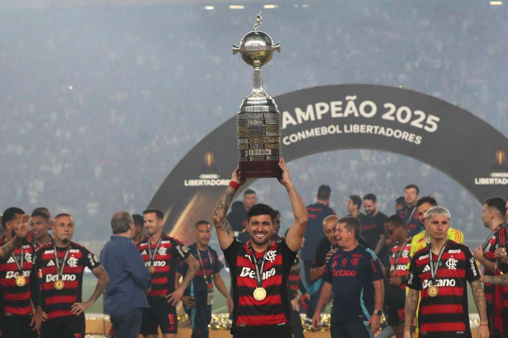 AME4051. LIMA (PERÚ), 29/11/2025.- Giorgian de Arrascaeta (c) de Flamengo celebra con el trofeo al ganar la Copa Libertadores ante Palmeiras este sábado, en el estadio Monumental U, en Lima (Perú). EFE/ Paolo Aguilar