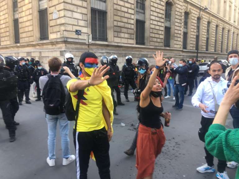Colombianos París 2021 paro nacional
