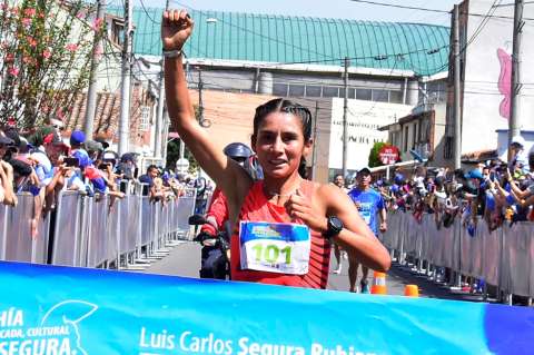 Angie Orjuela y Cristian Vásconez repitieron victoria en la San Silvestre de Chía