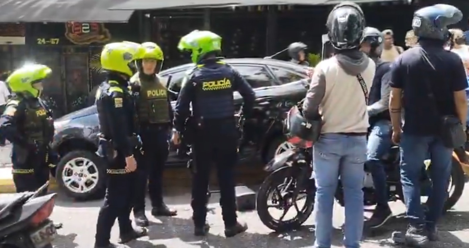 Una de las víctimas del atentado en Bucaramanga sería una mujer, quien fue impactada por la bala en su brazo.