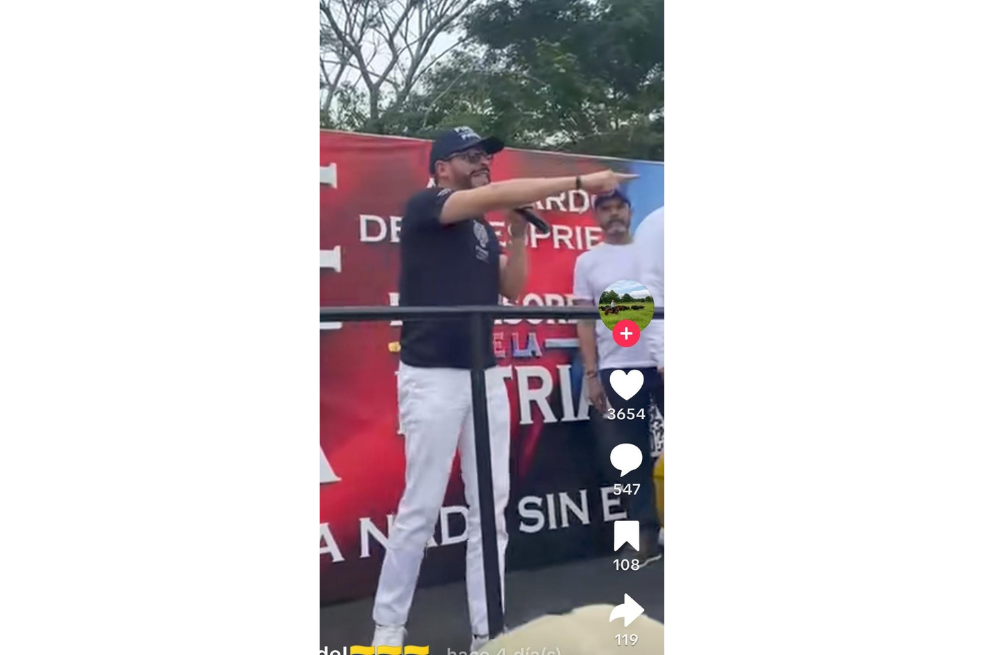 Abelardo de La Espriella en Montería y, detrás suyo, Emilio Otero Dajud.