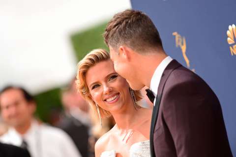 Scarlett Johansson y Colin Jost, juntos por primera vez en los Emmy 2018